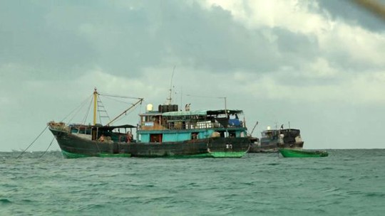 Ngư dân Trung Quốc bị tố phá hủy các bãi đá ngầm ở biển Đông. Ảnh: BBC