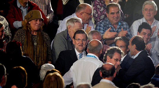 Thủ tướng Tây Ban Nha Mariano Rajoy (giữa, đeo kính). Ảnh: Reuters