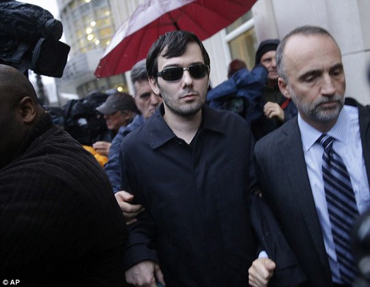 Ông Martin Shkreli (giữa) rời khỏi tòa án hôm 17-12. Ảnh: AP