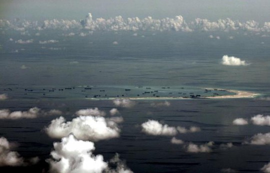Trung Quốc cải tạo Đá Vành Khăn ở biển Đông. Ảnh: Reuters