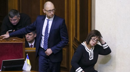 Thủ tướng Ukraine Arseniy Yatsenyuk (trái) và Bộ trưởng Tài chính Natalia Yaresko (phải) tham dự một phiên họp quốc hội hôm 17-12. Ảnh: Reuters