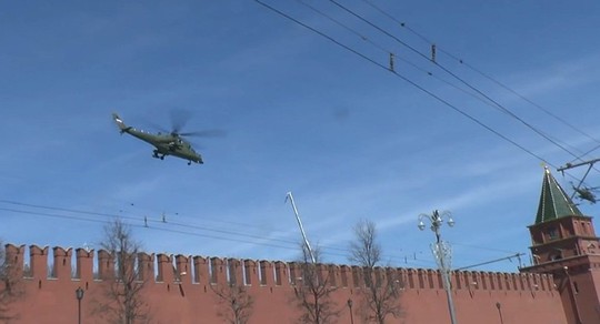 Chiếc Mi-35MS cất cánh từ Điện Kremlin. Ảnh: Youtube