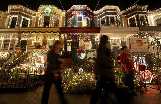 Giáng Sinh, Mỹ đốt đèn bằng tiền điện cả năm của một số nước nghèo. Ảnh: AP