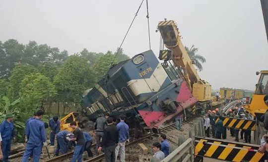 
Hiện trường vụ tai nạn đường sắt nghiêm trọng khiến đầu tàu hỏa bật khỏi đường ray
