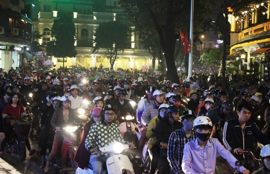 Hàng ngàn người dân tập trung đổ về khu trung tâm đường phố Hà Nội khiến nhiều tuyến đường bị ùn ứ