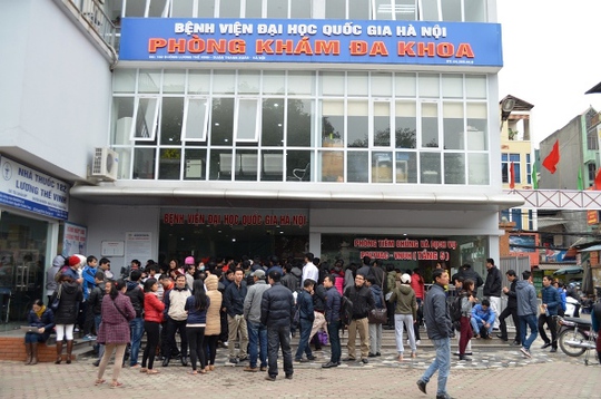 
Người dân đứng chật trước cổng BV Đại học Quốc gia Hà Nội ở số 182 đường Lương Thế Vinh (quận Thanh Xuân) chờ tiêm vắc-xin cho trẻ
