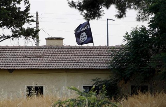 Một lá cờ IS tại cửa khẩu biên giới Jarablus của Syria. Ảnh: Reuters
