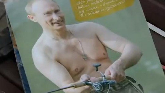 
Hai bức ảnh khác của ông Putin trong cuốn lịch năm. Ảnh: BBC
