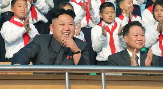 Ông Choe Ryong-hae (phải) tháp tùng lãnh đạo Kim Jong-un trong một sự kiện. Ảnh: KCNA