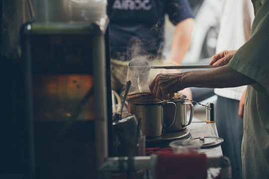 Trước đây Người Pháp mang cà phê đến Việt Nam. Song gười Sài Gòn đã biến tấu thứ thức uống này bằng cách thêm một ít sữa đặc, tạo nên ly cà phê sữa đá đậm đà, hài hòa đắng - ngọt.