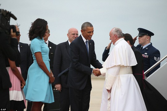 
Tổng thống Mỹ Obama và Giáo Hoàng Francis bắt tay. Ảnh: AP
