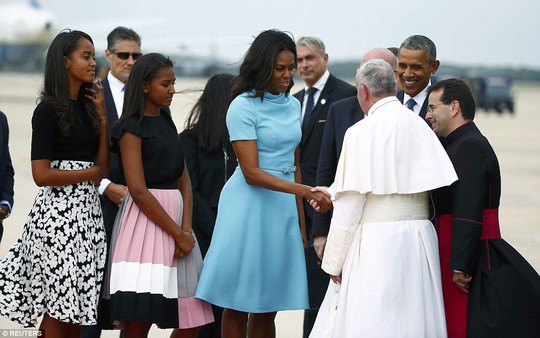 
Giáo Hoàng Francis bắt tay Đệ nhất Phu nhân Mỹ. Ảnh: Reuters
