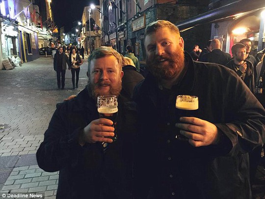 
2 người cùng đi uống bia sau khi phát hiện họ còn tình cờ ở chung khách sạn. Ảnh: Deadline News
