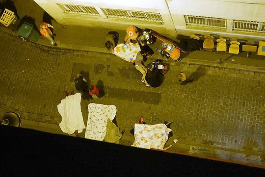 
Thi thể các nạn nhân trên đường phố sau vụ khủng bố kinh hoàng chưa từng thấy tại Paris. Ảnh: Daily Mail
