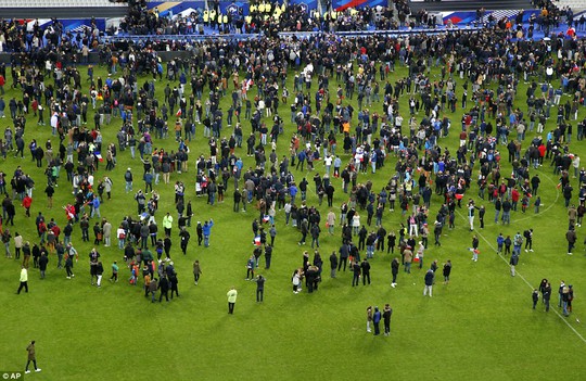 
Khán giả tại sân vận động Stade de France ùa xuống sân sau khi hay tin khủng bố. Ảnh: AP
