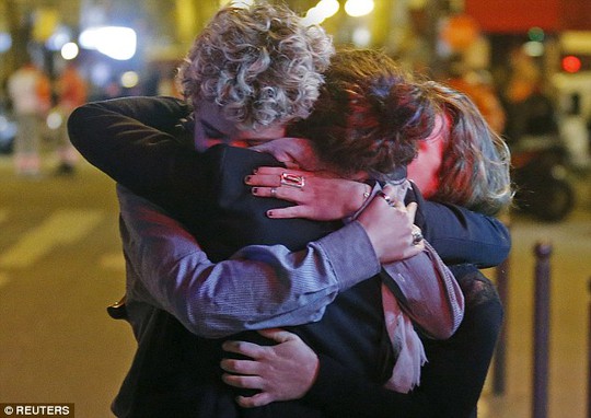 
Cái ôm thật chặt sau đêm kinh hoàng ở Paris hôm 13-11. Ảnh: Reuters
