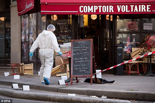 
Ibrahim một bình ôm bom tự sát bên ngoài quán cà phê Comptoir Voltaire. Y cũng là người duy nhất thiệt mạng trong vụ tấn công này. Ảnh: EPA
