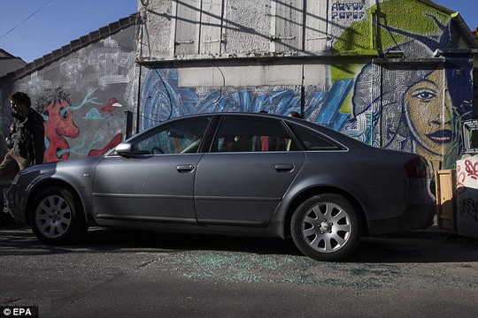 
Cảnh sát đã tìm thấy chiếc xe Seat Leon bị bỏ lại. Ảnh: EPA
