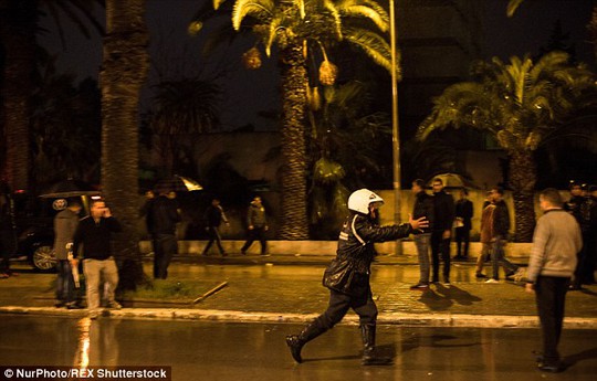 
Cảnh sát phong tỏa khu vực gần hiện trường vụ nổ bom. Ảnh: Nur Photo/REX Shutterstock
