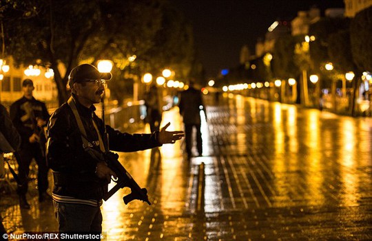 
Cảnh sát được triển khai trên đường phố. Ảnh: Nur Photo/REX Shutterstock
