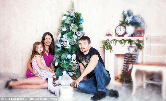 
Bà Oksana cùng chồng và cô con gái 4 tuổi. Ảnh: The Siberian Times
