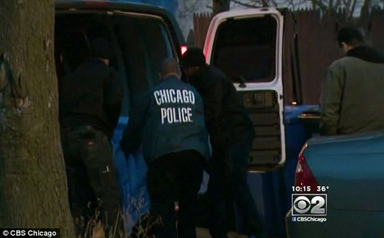 
Cảnh sát Chicago phong tỏa hiện trường và điều tra vụ án. Ảnh: CBS News
