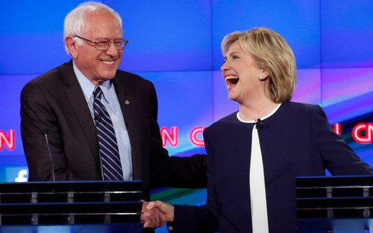 
Ông Sanders và bà Clinton bắt tay tại cuộc tranh luận. Ảnh: Reuters
