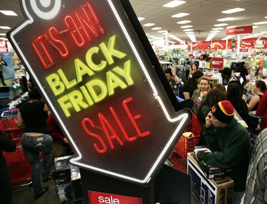 
Black Friday là thời điểm mua sắm ở Mỹ diễn ra sôi động do đó các hãng có xu hướng chậm ship, khiến đầu mối nhận order ở Việt Nam không dám chắc chắn về thời gian hàng về. Ảnh minh họa: Bloomberg.
