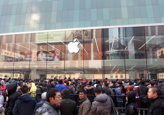 
Người dân Trung Quốc xếp hàng mua iPhone . (Nguồn: Reuters)
