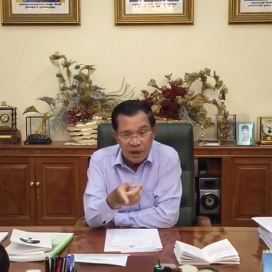 
Thủ tướng Campuchia Hun Sen phát biểu trực tiếp trên Facebook hôm 12-11. Ảnh: Facebook
