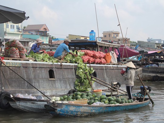 Vô tư xả rác xuống sông ở chợ nổi Cái Răng, Cần Thơ - Ảnh: Đình Tuyển