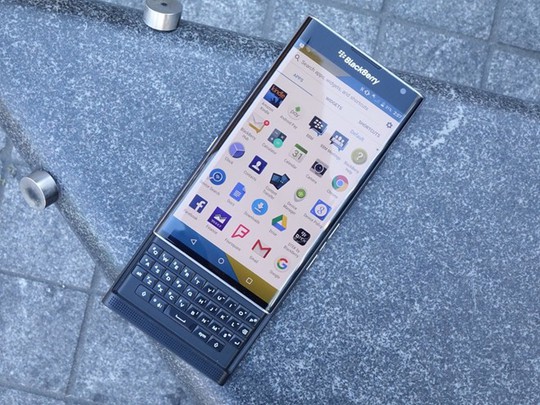 
BlackBerry không thể sản xuất tiếp một chiếc điện thoại chạy BlackBerry, mà đành tìm đến Android của Google. Ảnh: Engadget. 
