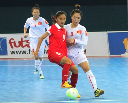 
Phạm Thị Tươi (8 - áo trắng) đã ghi 1 bàn thắng cho tuyển Việt Nam trong trận đấu với Trung Quốc Ảnh: VFF
