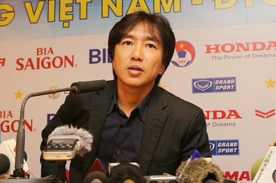 HLV Toshiya Miura tại cuộc họp báo sau trận đấu. Ảnh: VFF