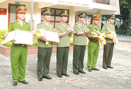 
Ngày 26-10, Đại tá Huỳnh Tiến Mạnh, Giám đốc Công an tỉnh, đã trao thưởng cho PC46 và Phòng Bảo vệ an ninh kinh tế, cùng 2 cá nhân thuộc 2 đơn vị vì đã có thành tích trong công tác điều tra phá án.
