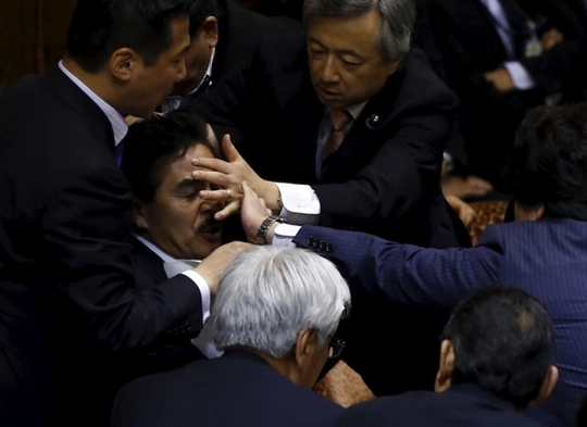
Các nhà lập pháp đối lập vây quanh ông Masahisa Sato, Phó Chủ tịch Ủy ban Đặc biệt về An ninh của Thượng viện Nhật Bản. Ảnh: Reuters
