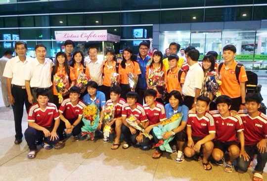 
Lãnh đạo VFF và người hâm mộ đón các thành viên ĐT nữ tại sân bay Tân Sơn Nhất Ảnh: VFF
