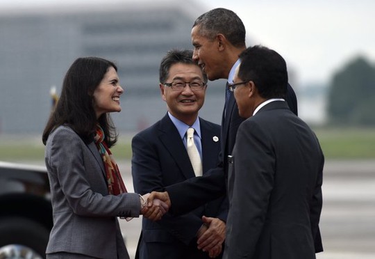 
Tổng thống Mỹ Barack Obama bắt tay Đại sứ Mỹ tại ASEAN Nina Hachigian sau khi tới căn cứ không quân Subang tại Kuala Lumpur, Malaysia hôm 20-11-2015. Ảnh: AP
