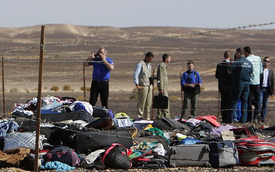Hành lý và tất cả các vật dụng cá nhân còn lại của các nạn nhân trên chuyến bay xấu số được tập kết tại hiện trường. Ảnh AP