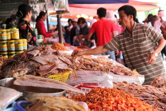 Tiểu thương các chợ ở TP HCM thực hiện khuyến mại khá âm thầm, không thông báo, chỉ có khách quen mới biết. Ảnh: Zen Nguyễn.