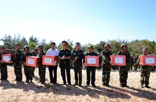 
 Sau gần 2 giờ, cuộc diễn tập kết thúc thành công, an toàn tuyệt đối. Trong ảnh: Lãnh đạo Quân khu 7 tặng quà cho các lực lượng tham gia diễn tập.
