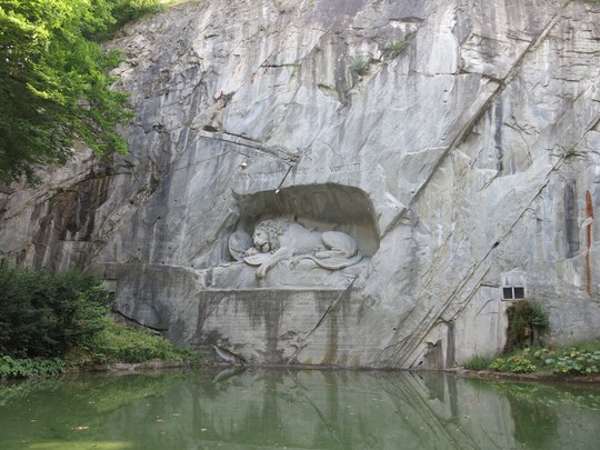 Bức tượng sư tử chết tạc trong đá