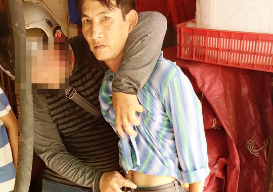 
Nguyễn Xuân Phong bị bắt khi vừa rời khỏi căn nhà số nhà 80B Xóm Đất (quận 11)
