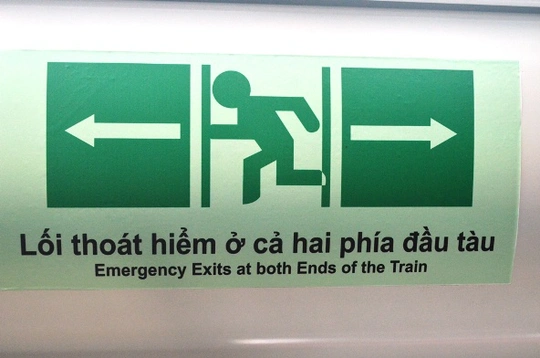 
Bảng hiệu chỉ dẫn lối thoát hiểm trên tàu
