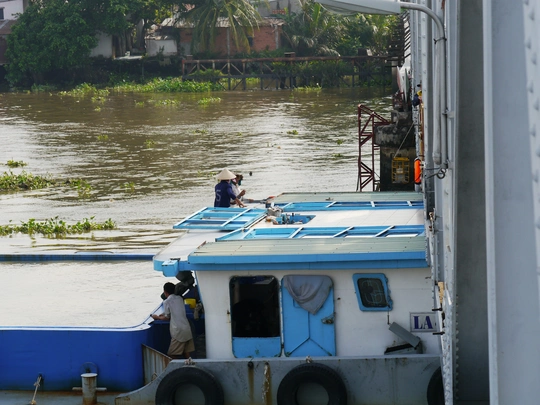 
Nóc thuyền được canh ngắm vừa đủ vượt qua gầm cầu. 
