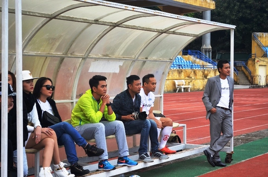 Huấn luyện viên Hồng Sơn theo dõi trận đấu