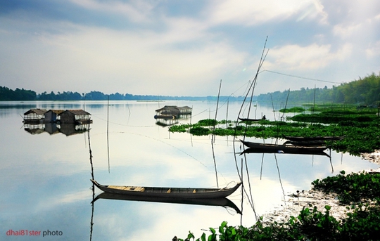 
Ánh mắt to tròn duyên dáng với áo váy dài và khăn thêu của những cô gái Chăm hiền lành, trẻ em ríu rít nô đùa trên những con đường làng, hồ nước trong xanh phẳng lặng những chùm hoa điên điển vàng trôi dềnh dàng trên mặt hồ, tất cả hòa quyện khiến cho Búng Bình Thiên thật huyền ảo mà quá đỗi thanh bình và gần gũi. du lịch về Hồ nước trời, về miền Tây sông nước du khách sẽ cảm nhận được những yên bình rất lạ.
