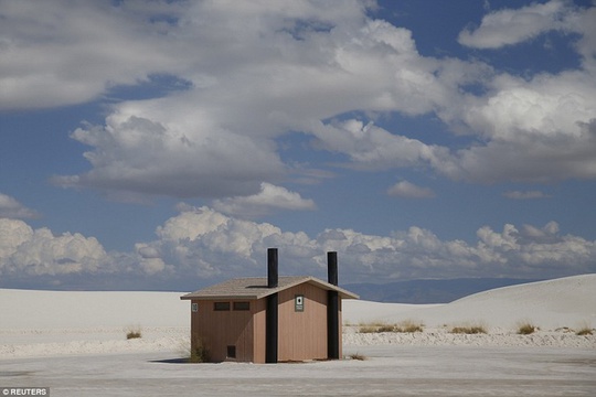 Xung quanh chỉ có cát trắng, nhà vệ sinh này tọa lạc tại khu công viên White Sands gần Alamogordo, New Mexico, Mỹ. Đây là khu vực cồn cát thạch cao rộng lớn nhất thế giới.