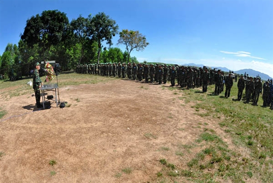 
Sau gần 2 giờ, cuộc diễn tập kết thúc thành công, an toàn tuyệt đối. Trong ảnh: Lãnh đạo Quân đoàn đánh giá, rút kinh nghiệm sau cuộc diễn tập.
