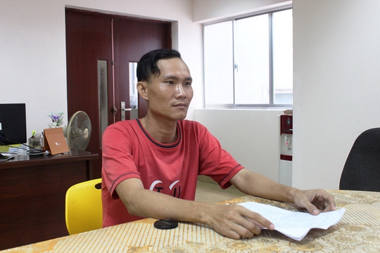 Anh Nguyễn Hoàng Trường trình bày bức xúc với phóng viên Báo Người Lao Động